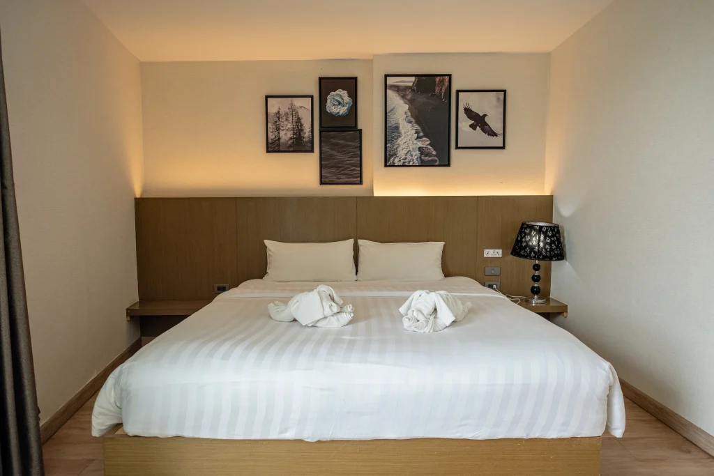 Deluxe King Room of The 28th Hotel.